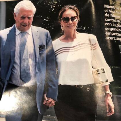 Isabel Preysler, protagonista de la vida social en Madrid, en una foto de la revista ¡HOLA!, con una cartera Luis Negri.