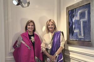 Con el textil como hilo conductor, dos amigas y coleccionistas transforman prendas de vestir en piezas de arte únicas