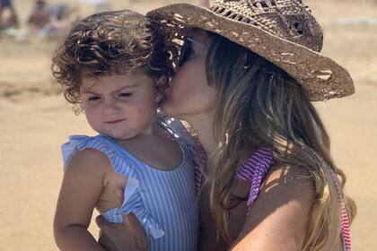 Isabel Macedo y Belita descansan y juegan en la playa uruguaya