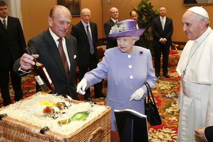 Isabel y Felipe le regalaron una canasta a Francisco