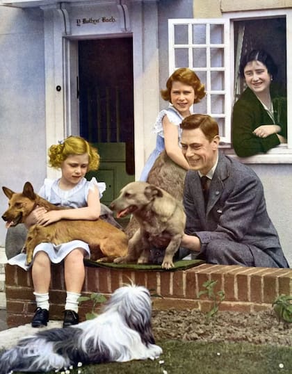 Isabel y Margarita con sus padres y perros en Windsor en 1936
