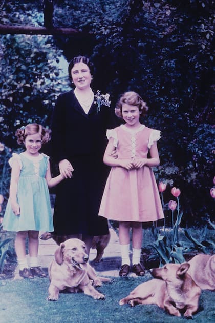Isabel y Margarita en 1936 con su mamá, por entonces duquesa de York, que luego se convertiría, cuando Isabel fue coronada, en la Reina Madre.