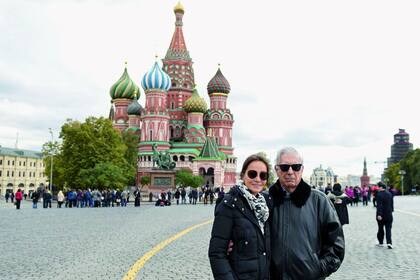 Isabel y Mario posan abrazados en la Plaza Roja de Moscú. Si bien no volvieron a hablar de su boda, siguen paseando su amor por el mundo