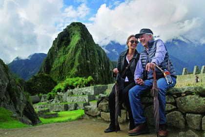 Isabel y Mario sonríen tomados de la mano en las impresionantes ruinas, obra maestra de la arquitectura e ingeniería inca. Isabel viajó acompañada por sus amigas Rosario Mendoza y Bárbara Pan de Soraluce.