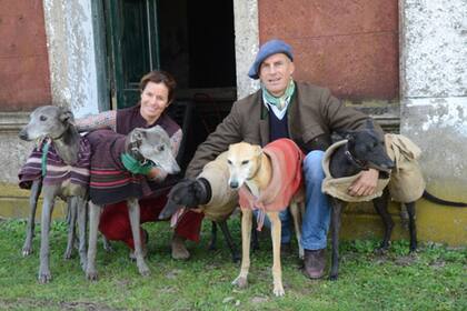 Isabel y Martín con Juncal, Arenales, CArdo, Cenizo y Mandorla, todos forman parte de la manada de rescatados que viven en la casa de campo de Luján