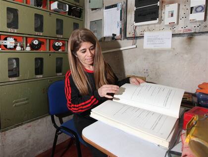 Isabel Zerda. En pocos segundos la encargada del edificio de Soler 3820 llega a su puesto de trabajo, que se encuentra a pocos pasos de su departamento de planta baja. Ni siquiera viaja en ascensor