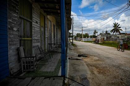 Vista de una calle vacía con casas abandonadas en la parte central de Isabela de Sagua