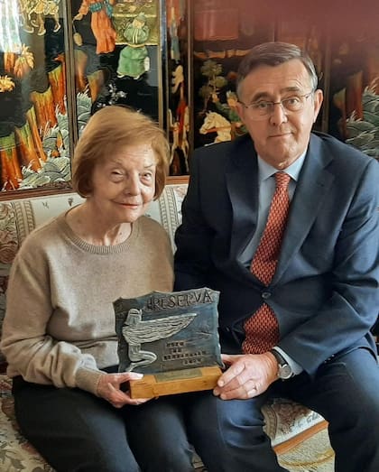 Isabelita junto a uno de los miembros de la organización.