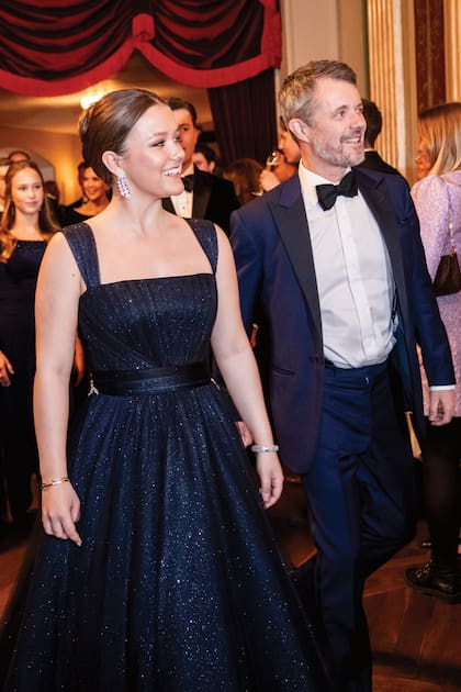 Isabella llega a la gala escoltada por su padre,
el rey Federico X, que vistió smoking azul, a tono con el vestido de la
cumpleañera.