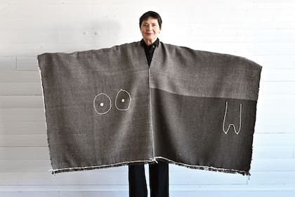 Isabella, luciendo uno de los ponchos rústicos
que ella misma teje en telar con lana de ovejas ancestrales