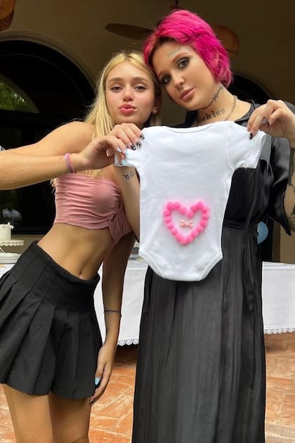 Isabella posa junto a una de sus mejores amigas, Catalina, hija de la periodista especializada en moda Carla Rodríguez.