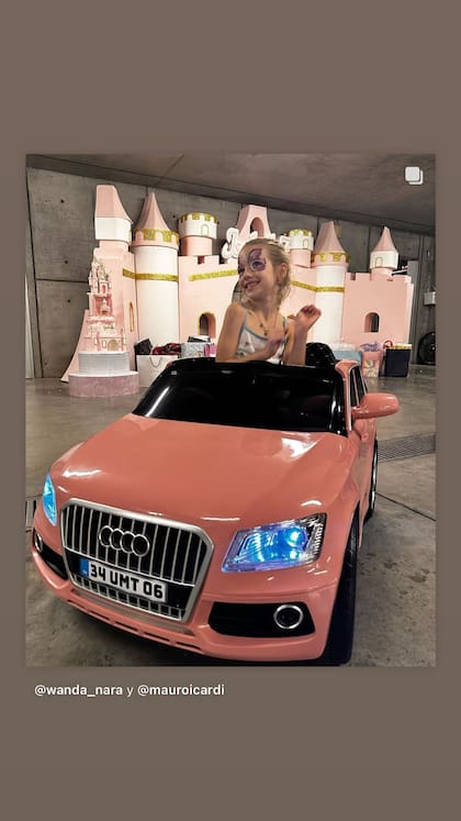Isabella probó el auto rosa que Wanda y Mauro le regalaron en su cumpleaños