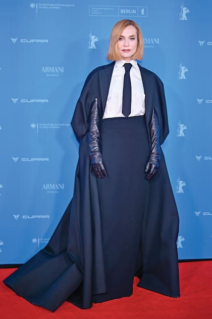 Isabelle Huppert llevó un diseño de Balenciaga, compuesto por camisa blanca, corbata negra, capa, guantes de ópera larguísimos, de cuero, y falda
con cola