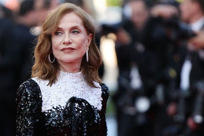 Isabelle Huppert se destacó en la red carpet con un vestido blanco y negro de manga larga diseñado especialmente para ella por Loewe