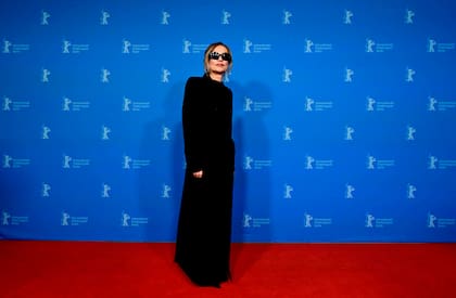 Isabelle Huppert también posó para las cámaras durante una sesión fotográfica para la película Les gens d'à côté, presentada en la sección panorámica de la 74ª Berlinale, el primer gran festival de cine del año en Europa
