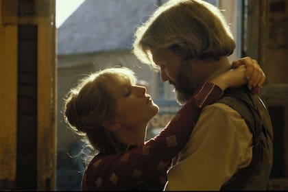 Isabelle Huppert y Kris Kristofferson en La puerta del cielo, disponible en streaming en una versión incompleta