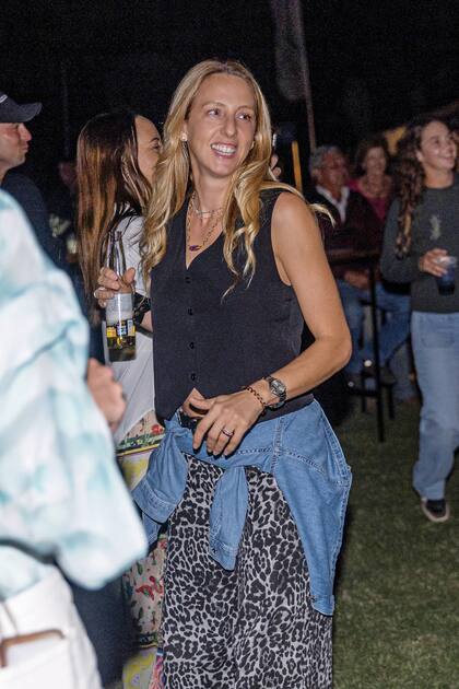 Isabelle Strom, muy canchera con chaleco y pantalones
con estampa animal a los que, a la madrugada, les sumó
una chaqueta de jean.