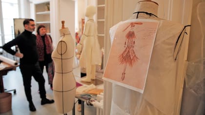 Isabelle Tartiere Sorbier, centro izquierda, y el diseñador de moda Franck Sorbier ver un maniquí mientras preparan la colección de Alta Costura Primavera-Verano 2017 , en París