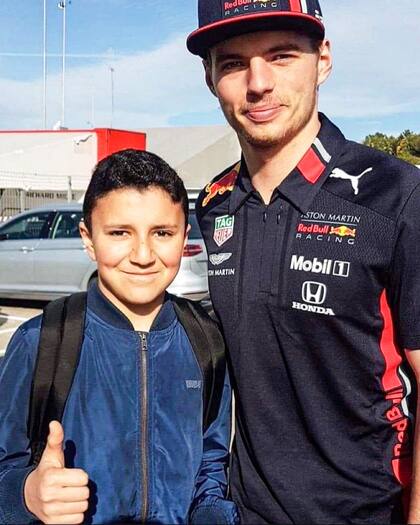 Isack Hadjar de chico, junto con su nuevo compañero para 2026, Max Verstappen