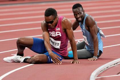 Isaiah Jewett, de los Estados Unidos, y Nijel Amos, a la derecha, de Botswana, caen en la semifinal masculina de 800 metros