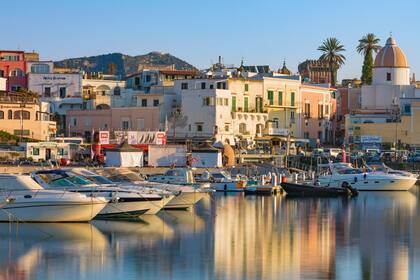 En el extremo sur de la isla se encuentra Borgo Sant’Angelo, un típico pueblo de pescadores.