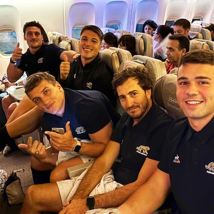 Isgró, Graziano, González, el entrenador Santiago Gómez Cora y Agustín Fraga sonríen para la foto en el vuelo de hace unas semanas hacia Hong Kong, pero llegarán cansados tras muchas horas de viaje.