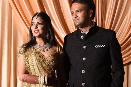 Isha Ambani, hija del hombre más rico de la India, junto a Anand Piramal durante la recepción de su casamiento, en Mumbai