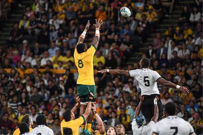 Isi Naisarani gana un line-out en el colmado estadio de Sapporo.