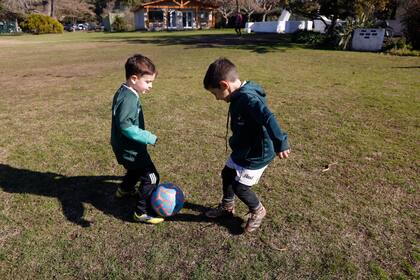 Isidro ama el fútbol y el año que viene quiere empezar a entrenar en el club Los Cardos