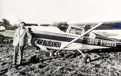Isidro González Longhi con el mítico avión de Carburando. "El avión era fundamental para seguir la carrera", afirma Cacho
