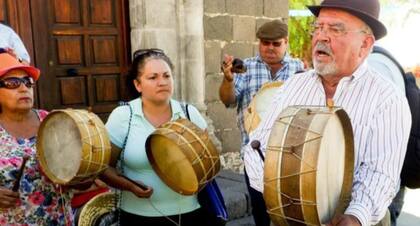Isidro Ortiz Mendoza también recuperó el uso de los tambores y las chácaras (al fondo) en la música folclórica de La Gomera