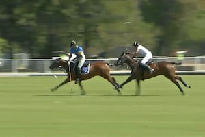 Isidro Strada pega de revés delante de Alejo Taranco en la corrida que definió el primer triunfo de La Irenita II en la Triple Corona: 11-9 sobre Cría La Dolfina en el Abierto de Hurlingham.