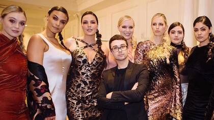 Iskra Lawrence, Marquita Pring, Candice Huffine, Michelle Olson, Karolina Kurkova, Alessandra García y Jocelyn Corona, junto al diseñador Siriano