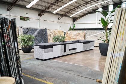 Isla de Granito Negro Boreal y Mármol de Carrara con incrustaciones en madera de Roble Americano terminado con lustre negro a poro abierto.