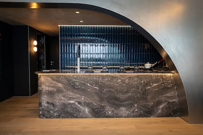 Isla de mármol Arabescato Oróbico, con terminación apomazada. Desarrollada por la marmolería Artecnia para el espacio de Leti Rocco.