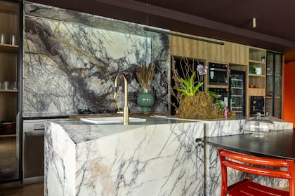 Isla de mármol Lilac en terminación Leather. Desarrollada por las marmolerías Venato en el espacio abientado por Gabriela López Monzón.