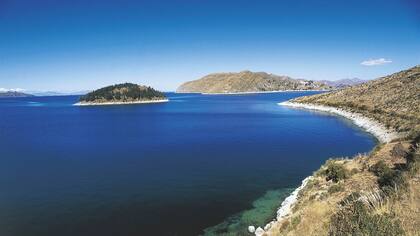 Isla del Sol en el Lago Titicaca. En la cercanías se encuentra el arrecife de Khoa, en un lugar estratégico casi en el mismo centro geográfico del lago