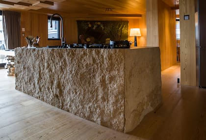 Isla en Costra de Jura Beige (mármol) y tapa de Neolith Basalth Black con anafes Pitt. Espacio Leticia Rocco en Experiencia Living. Marmolería Artecnia para De Stefano.