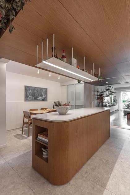 Isla en petiribí reconstituido (Calyfornio) con mesada en 'Silestone Miami White'