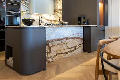 Isla, mesada y alzada de mármol Deep River, terminación Leather. Desarrolladas por marmolería Pietrostone para el espacio de Julia Saramaga y Cristela Caviglia.