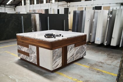 Isla realizada en Mármol Fior Di Pesco y Granito Kashmir con incrustaciones en madera de Nogal con lustre natural.