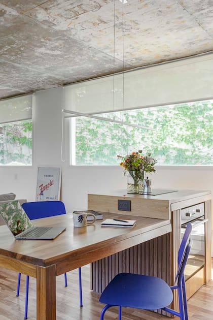 Isla y mesa de comedor en petiribí (diseño de Malva ejecutado por el carpintero Eduardo Quiroga).