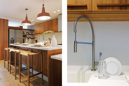 Un mueble de madera cerró el pasaplatos para contener la heladera, pero dejando una raja superior para que pase la luz.