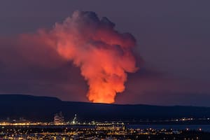 Islandia: las impresionantes imágenes del río de lava que recorre un pueblo de ese país