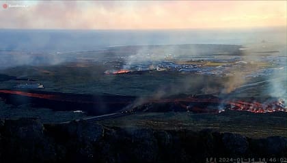 Islandia: las impresionantes imágenes del río de lava que recorre un pueblo en el suroeste