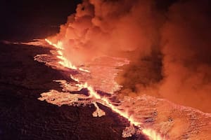 Un volcán entró en erupción en Islandia y lanzan una alerta para los turistas