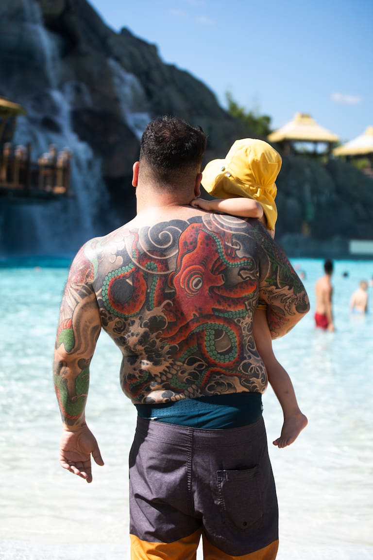 Islands of Adventure se organiza en distintas islas temáticas, entre ellas The Wizarding World of Harry Potter-Hogsmeade, Jurassic Park, Skull Island: Reign of Kong, Toon Lagoon, Marvel Super Hero Island y Seuss Landing.