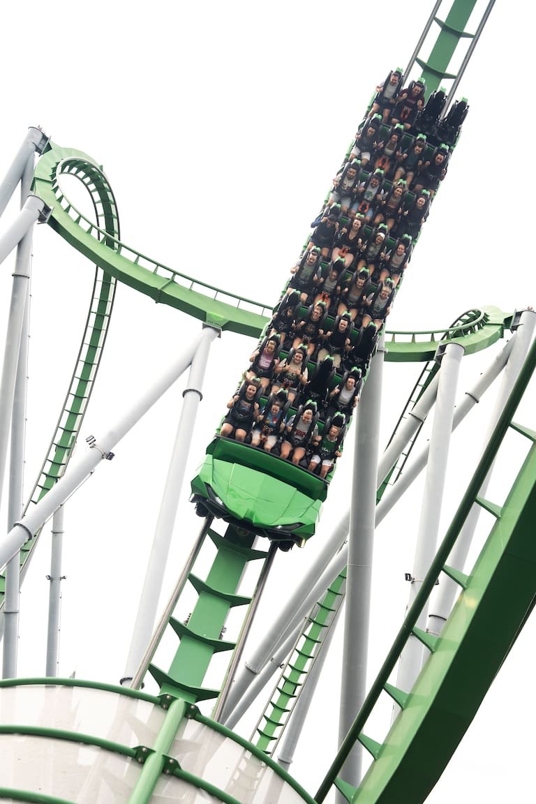 Islands of Adventure se organiza en distintas islas temáticas, entre ellas The Wizarding World of Harry Potter-Hogsmeade, Jurassic Park, Skull Island: Reign of Kong, Toon Lagoon, Marvel Super Hero Island y Seuss Landing.