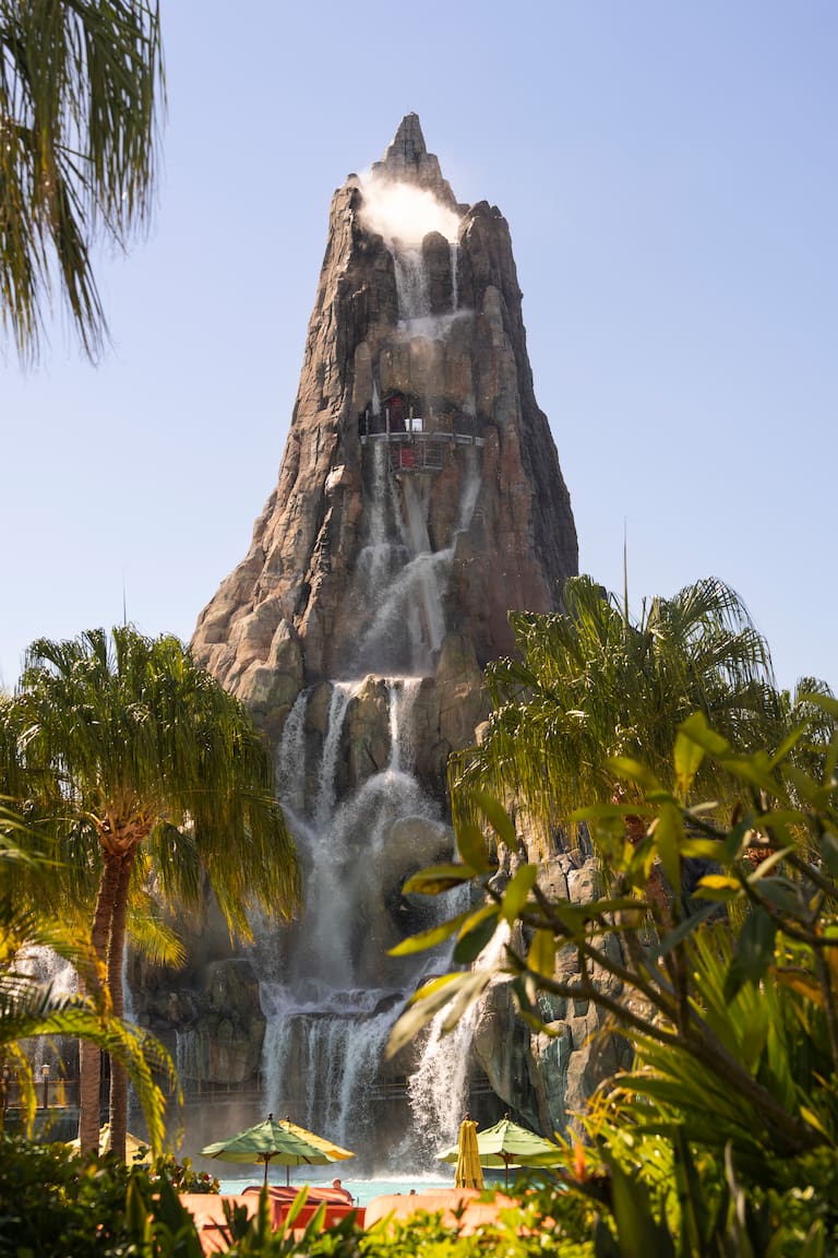 Islands of Adventure se organiza en distintas islas temáticas, entre ellas The Wizarding World of Harry Potter-Hogsmeade, Jurassic Park, Skull Island: Reign of Kong, Toon Lagoon, Marvel Super Hero Island y Seuss Landing.
