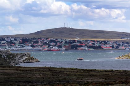 Para Cancillería la nueva conexión, la segunda que tienen las Malvinas vía una ciudad argentina, fomenta la relación con los isleños.